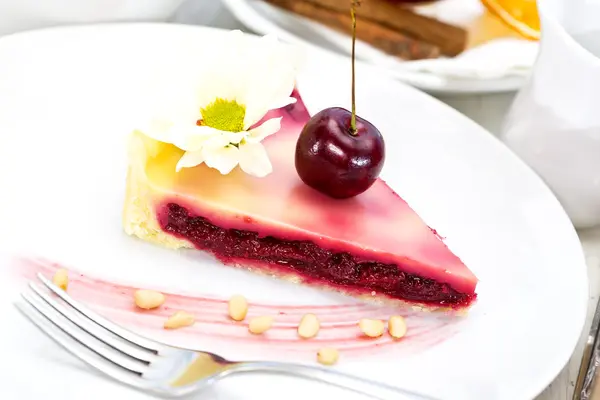 Stück Kirschtorte — Stockfoto