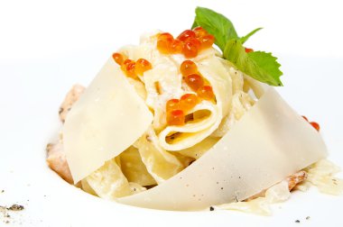 Makarna ve peynir havyar ile