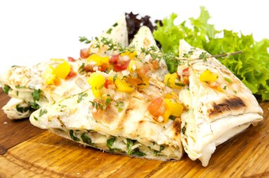 bir tabakta sebzeli pide