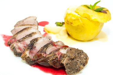 kızartma kaz meme beyaz plaka üzerinde elma sosu ile