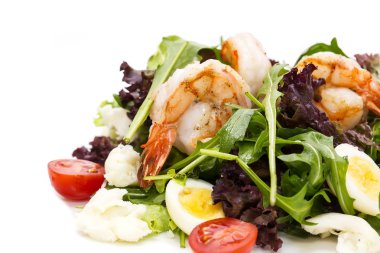 yeşil salata ve karides