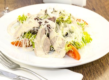Et peyniri ve sebze salatası