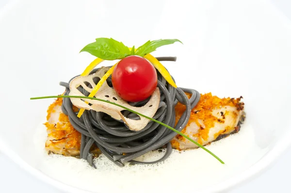 Pescado al horno con espaguetis negros —  Fotos de Stock