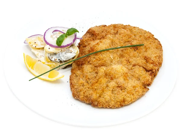 Schnitzel kasvissalaatti ravintolassa — kuvapankkivalokuva