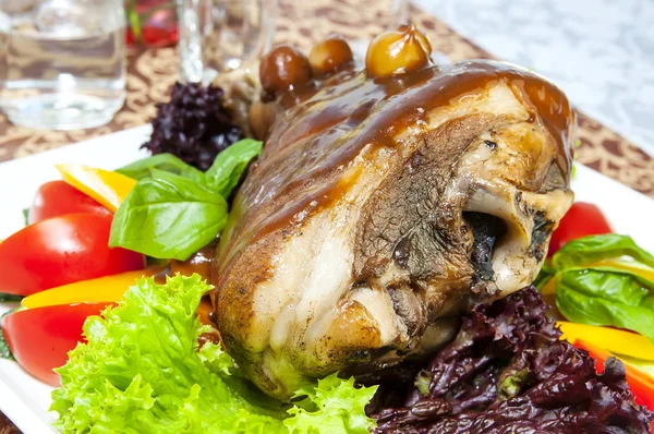 Gebratene Schweinshaxe mit Gemüse — Stockfoto