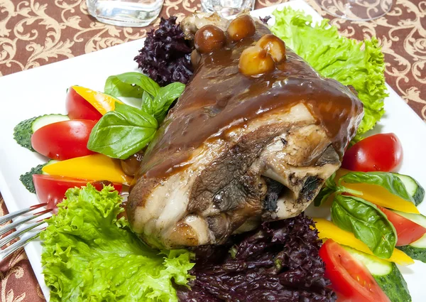 Nudillo de cerdo asado con verduras — Foto de Stock