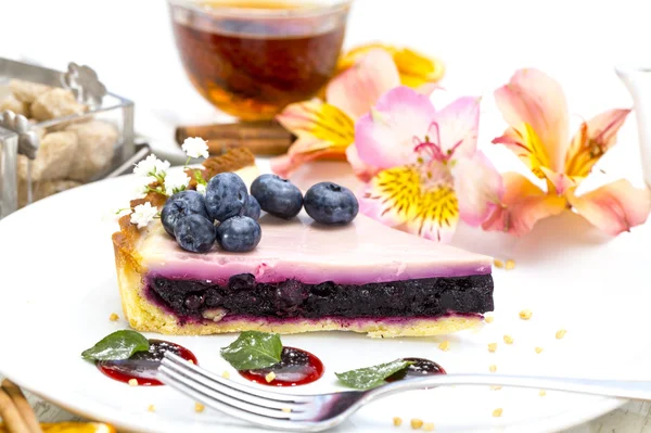 bir tabloda bir restoranda böğürtlenli turta