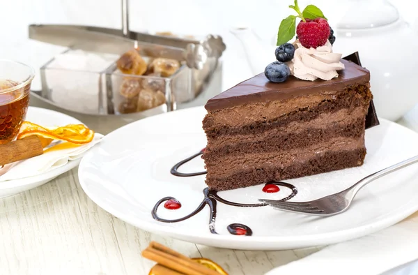 Dessert, ein Stück Kuchen auf dem Tisch mit einer Tasse Tee — Stockfoto