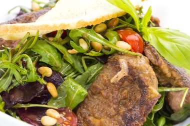 peynir, et ve sebze salatası