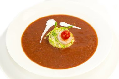 domates çorbası bir restoranda karides ile dekore edilmiştir.