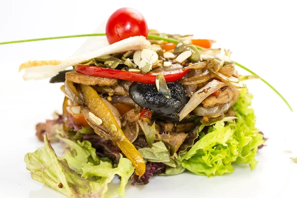 Salát se zeleninou a masem na restaurace — Stock fotografie