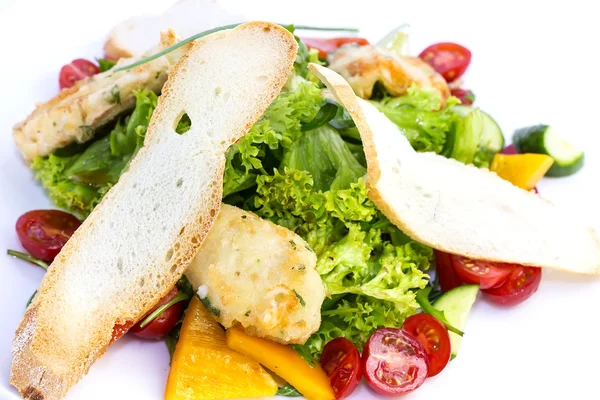 Salada com queijo, carne e legumes — Fotografia de Stock