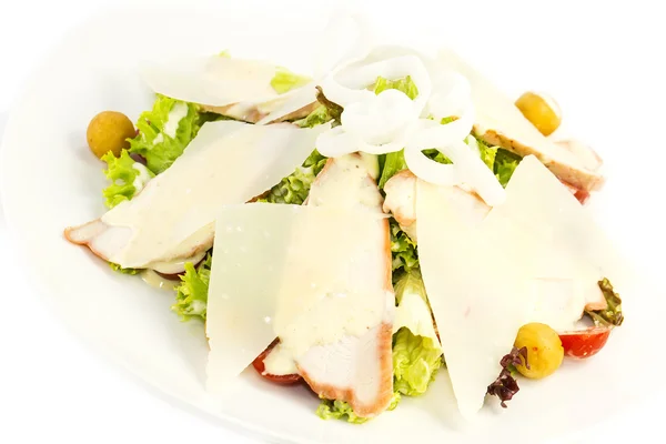 Salada com queijo, carne e legumes — Fotografia de Stock