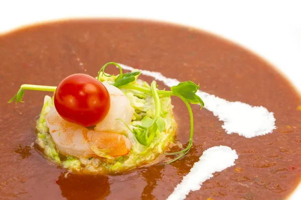 Tomatensoep in een restaurant versierd met garnalen — Stockfoto