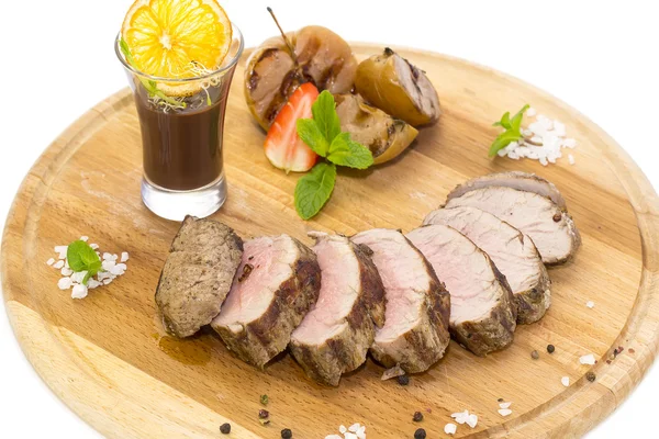 М'ясо, запечене на грилі з овочами на дерев'яній тарілці — стокове фото