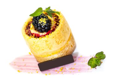kremalı tatlı böğürtlen ile süslüdür