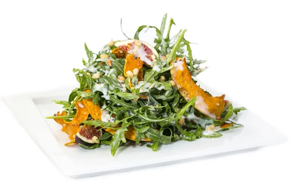 สลัดของมะเดื่อ arugula และชีส — ภาพถ่ายสต็อก