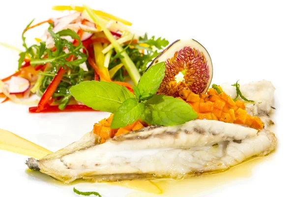 Запечённая рыба с салатом — стоковое фото