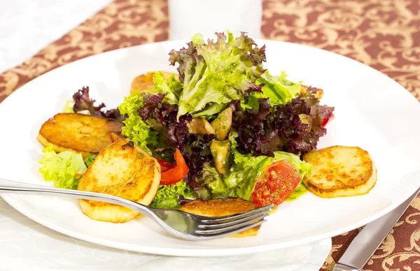 Salada de cogumelos e batatas — Fotografia de Stock