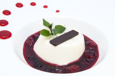 kremalı pasta bir parça çikolata ve nane ile dekore edilmiştir.