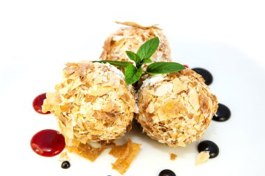 restoranda beyaz zemin üzerine nane dondurma topları süslenmiş