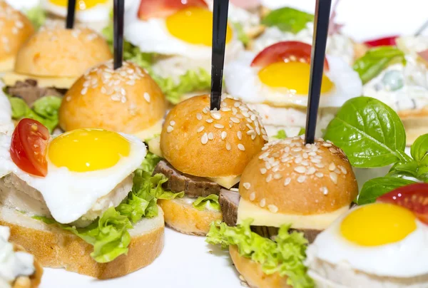 Canapé con verduras de carne y huevos — Foto de Stock