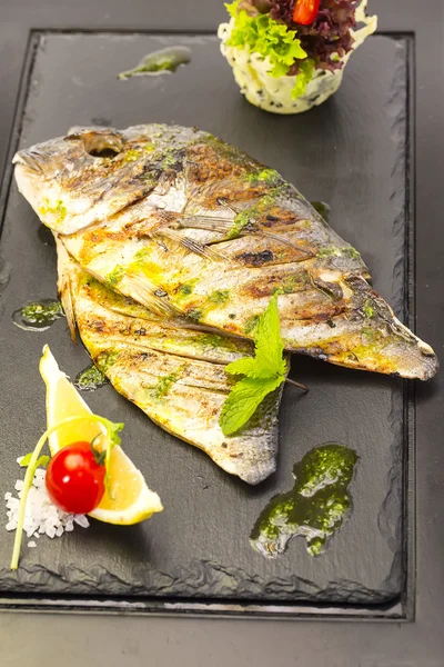 Pescado de mar cocinado en la parrilla — Foto de Stock