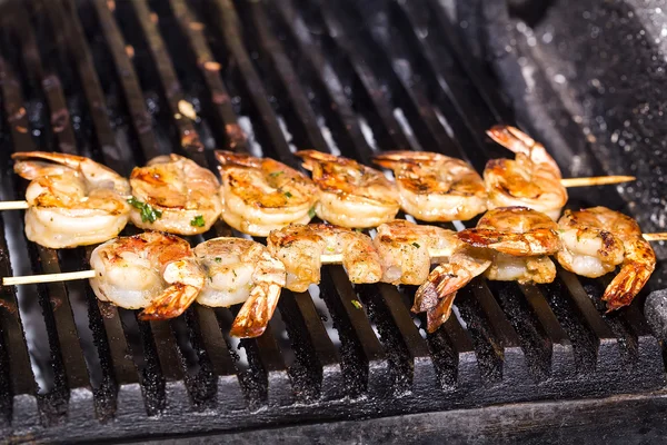 Cooking shrimp on the grill in the restaurant — Stock Photo, Image