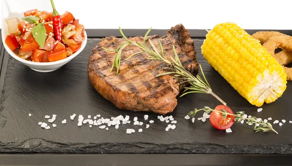 Grilovaný steak s omáčkou a zelení — Stock fotografie