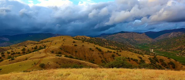 Paisaje de montaña en verano — Foto de Stock