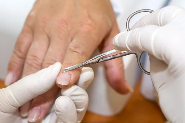 Processa o trabalho em uma manicura — Fotografia de Stock