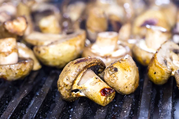烹饪上的烤架上的蘑菇 — 图库照片
