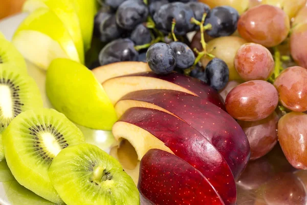 Um prato de fruta suculenta madura — Fotografia de Stock