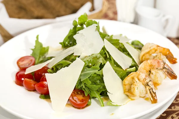 Salada com camarão e rúcula — Fotografia de Stock