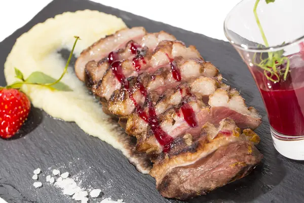 Carne asada a la parrilla con verduras — Foto de Stock