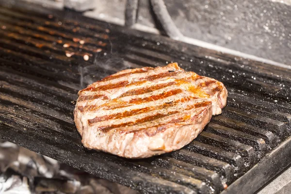 グリル牛ステーキを調理 — ストック写真