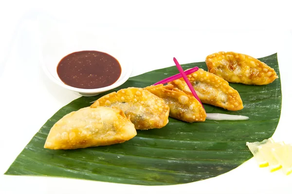 Japanese dumplings with lettuce — Stock Photo, Image