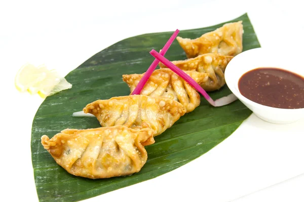 Japanska dumplings med sallad — Stockfoto