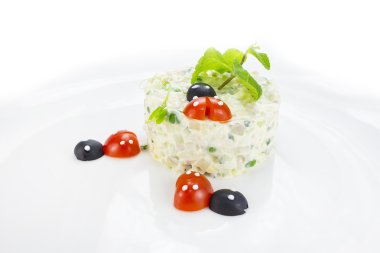 Olivier salata domates uğur böceği şeklinde süslenmiş