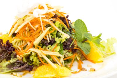 nane ile süslenmiş meyve salatası