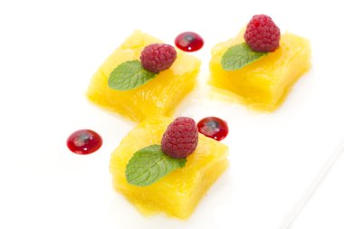 tatlı ananas ve ahududu ile dekore edilmiş