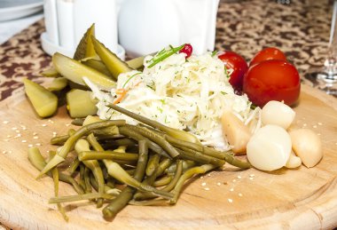 Salamura sebze, salatalık domates sarımsak ve kuşkonmaz lahana