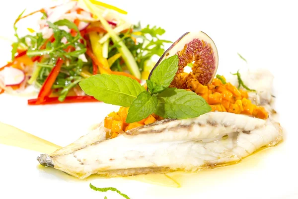 Gebackener Fisch mit Salat — Stockfoto