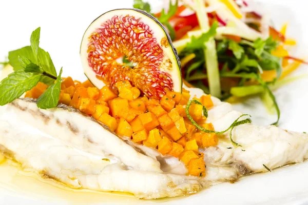 Gebackener Fisch mit Salat — Stockfoto