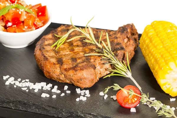 Grilovaný steak s omáčkou — Stock fotografie