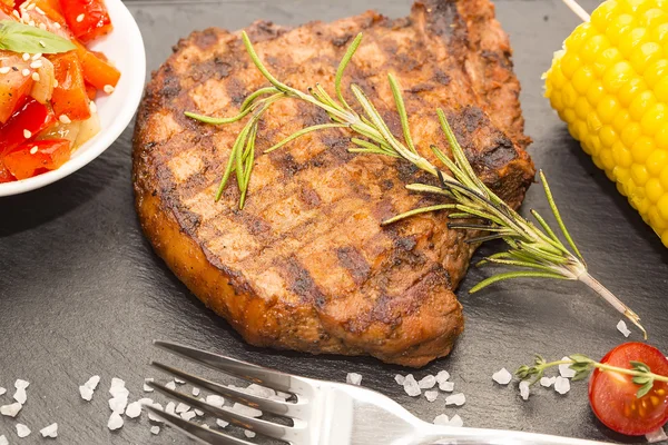 Bistecca alla griglia con salsa — Foto Stock