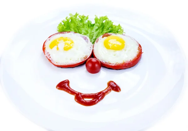 Ovos fritos com tomate e alface — Fotografia de Stock