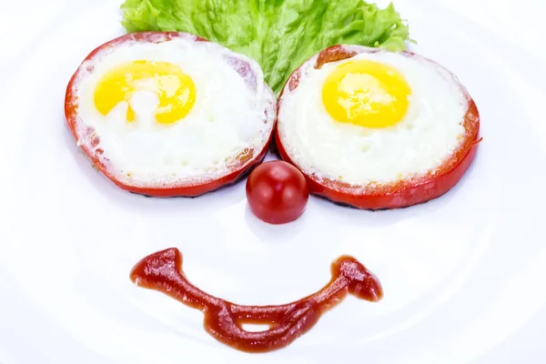 Ovos fritos com tomate e alface — Fotografia de Stock