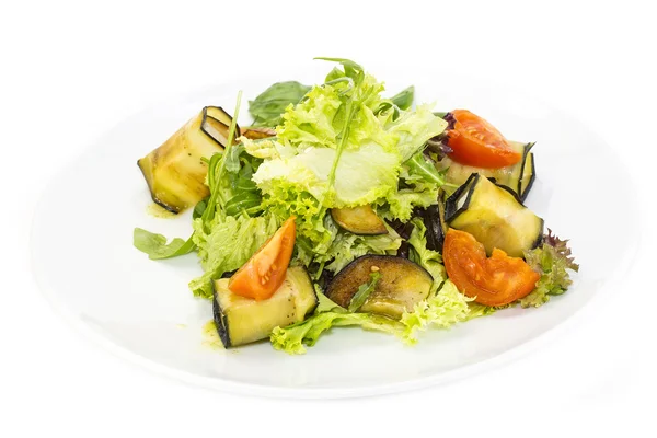Salada com queijo e legumes — Fotografia de Stock