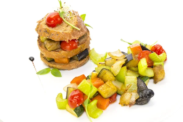 Steamed vegetables and rye bread — Stock Photo, Image